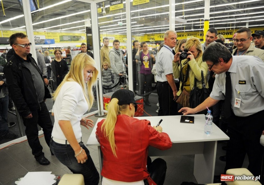 Zdjęcie w galerii na portalu naszraciborz.pl: Doda podpisywała płyty w Raciborzu wiadomości z regionu