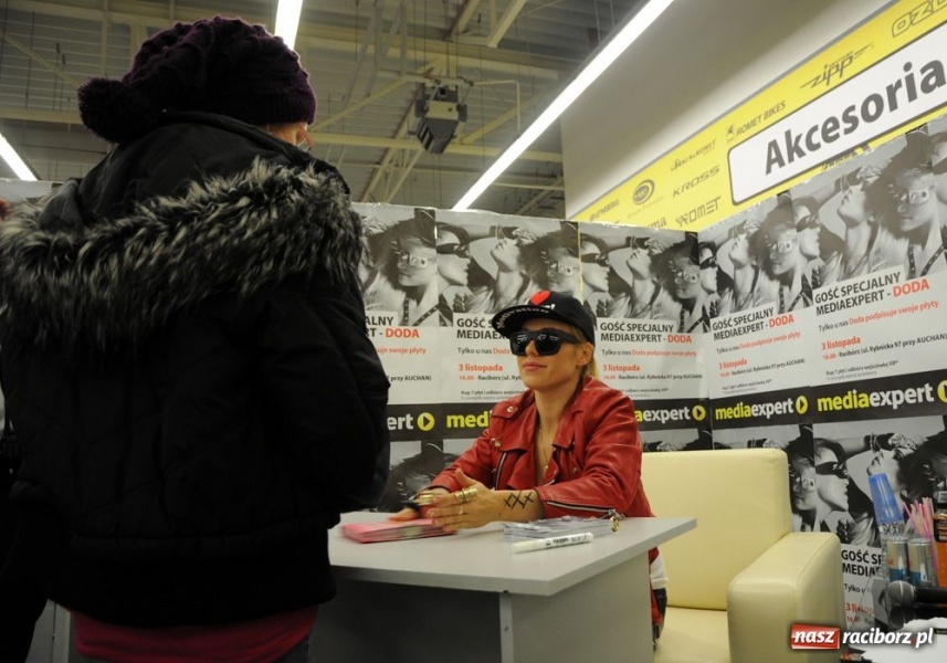 Zdjęcie w galerii na portalu naszraciborz.pl: Doda podpisywała płyty w Raciborzu wiadomości z regionu