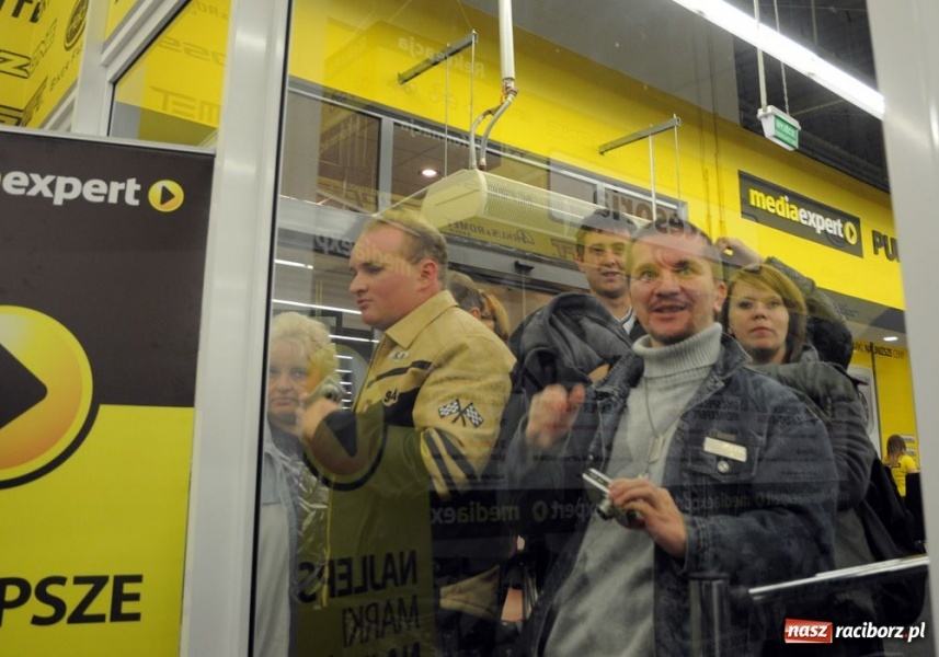 Zdjęcie w galerii na portalu naszraciborz.pl: Doda podpisywała płyty w Raciborzu wiadomości z regionu
