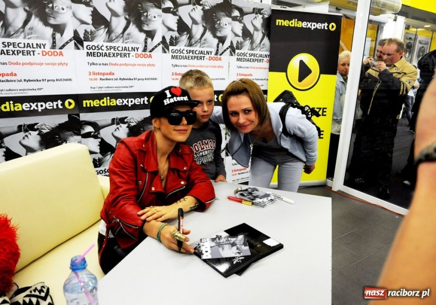 Zdjęcie w galerii na portalu naszraciborz.pl: Doda podpisywała płyty w Raciborzu wiadomości z regionu