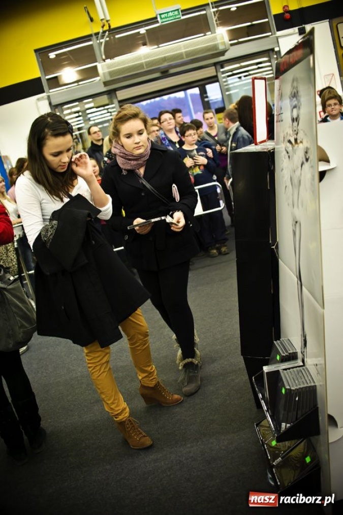Zdjęcie w galerii na portalu naszraciborz.pl: Doda podpisywała płyty w Raciborzu wiadomości z regionu