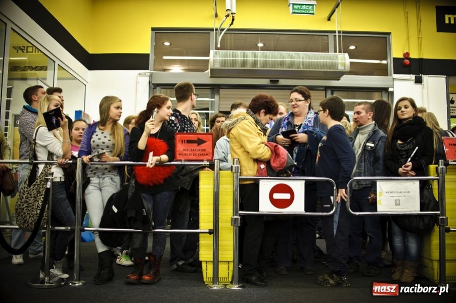 Zdjęcie w galerii na portalu naszraciborz.pl: Doda podpisywała płyty w Raciborzu wiadomości z regionu