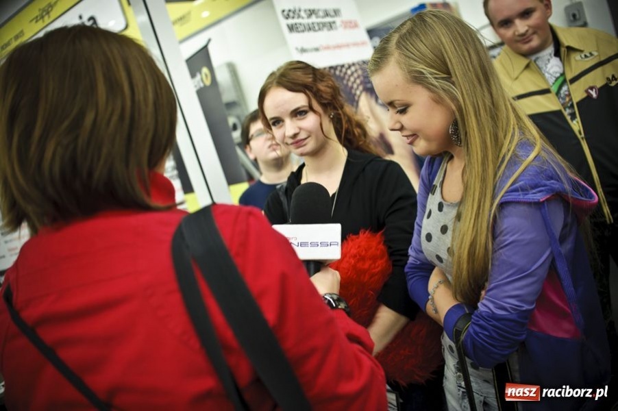 Zdjęcie w galerii na portalu naszraciborz.pl: Doda podpisywała płyty w Raciborzu wiadomości z regionu