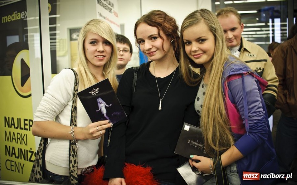 Zdjęcie w galerii na portalu naszraciborz.pl: Doda podpisywała płyty w Raciborzu wiadomości z regionu