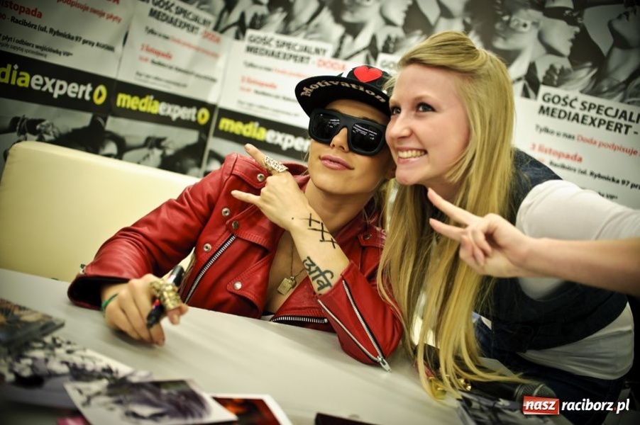 Zdjęcie w galerii na portalu naszraciborz.pl: Doda podpisywała płyty w Raciborzu wiadomości z regionu