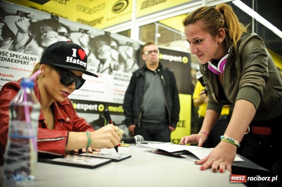 Zdjęcie w galerii na portalu naszraciborz.pl: Doda podpisywała płyty w Raciborzu wiadomości z regionu