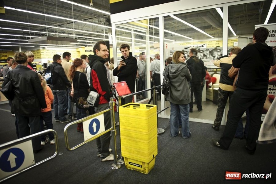 Zdjęcie w galerii na portalu naszraciborz.pl: Doda podpisywała płyty w Raciborzu wiadomości z regionu