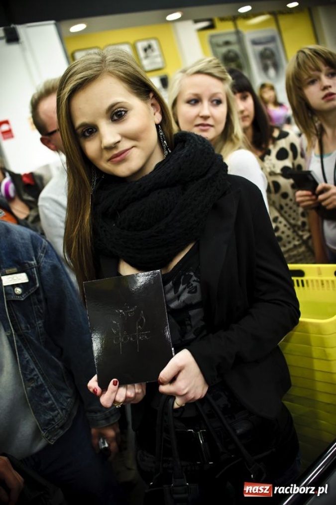Zdjęcie w galerii na portalu naszraciborz.pl: Doda podpisywała płyty w Raciborzu wiadomości z regionu