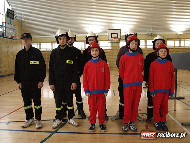 Zdjęcie w galerii na portalu naszraciborz.pl: Młodzi strażacy zmagali się w hali wiadomości z regionu