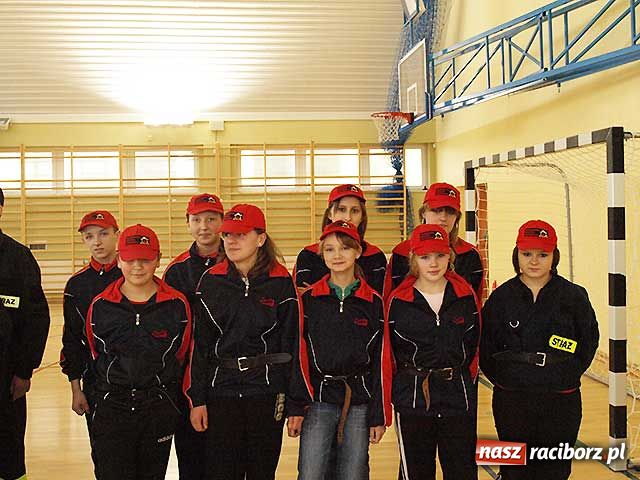 Zdjęcie w galerii na portalu naszraciborz.pl: Młodzi strażacy zmagali się w hali wiadomości z regionu