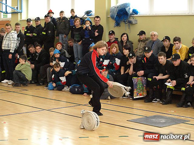 Zdjęcie w galerii na portalu naszraciborz.pl: Młodzi strażacy zmagali się w hali wiadomości z regionu