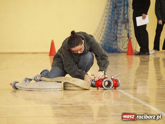 Zdjęcie w galerii na portalu naszraciborz.pl: Młodzi strażacy zmagali się w hali wiadomości z regionu