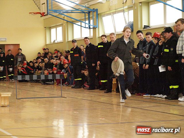 Zdjęcie w galerii na portalu naszraciborz.pl: Młodzi strażacy zmagali się w hali wiadomości z regionu