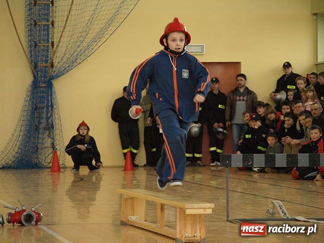 Zdjęcie w galerii na portalu naszraciborz.pl: Młodzi strażacy zmagali się w hali wiadomości z regionu