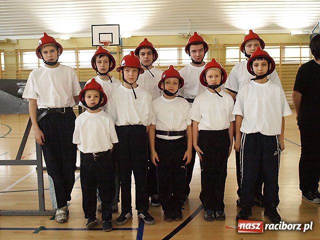 Zdjęcie w galerii na portalu naszraciborz.pl: Młodzi strażacy zmagali się w hali wiadomości z regionu