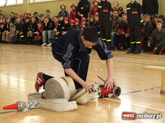 Zdjęcie w galerii na portalu naszraciborz.pl: Młodzi strażacy zmagali się w hali wiadomości z regionu
