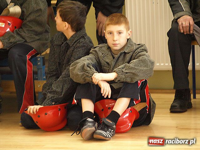 Zdjęcie w galerii na portalu naszraciborz.pl: Młodzi strażacy zmagali się w hali wiadomości z regionu