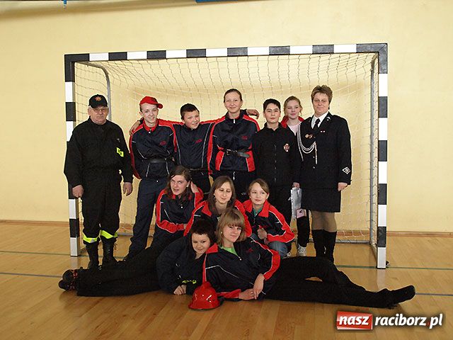 Zdjęcie w galerii na portalu naszraciborz.pl: Młodzi strażacy zmagali się w hali wiadomości z regionu