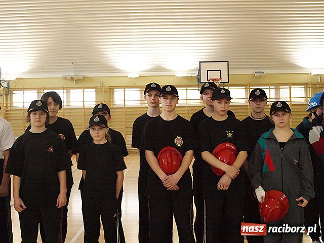 Zdjęcie w galerii na portalu naszraciborz.pl: Młodzi strażacy zmagali się w hali wiadomości z regionu