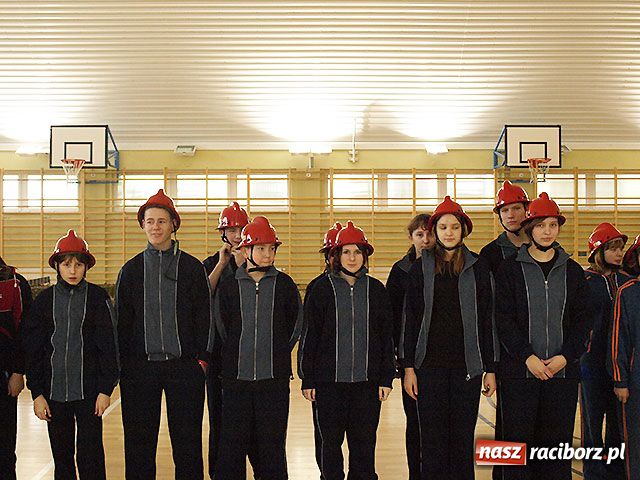 Zdjęcie w galerii na portalu naszraciborz.pl: Młodzi strażacy zmagali się w hali wiadomości z regionu