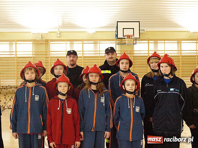 Zdjęcie w galerii na portalu naszraciborz.pl: Młodzi strażacy zmagali się w hali wiadomości z regionu