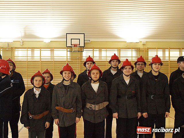 Zdjęcie w galerii na portalu naszraciborz.pl: Młodzi strażacy zmagali się w hali wiadomości z regionu