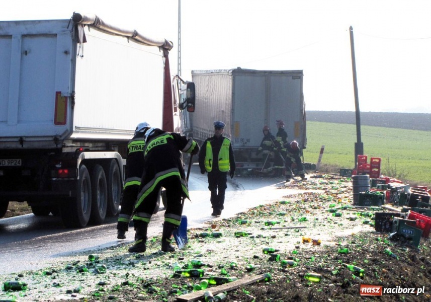Zdjęcie w galerii na portalu naszraciborz.pl: Ciężarówka pogubiła skrzynki z piwem wiadomości z regionu