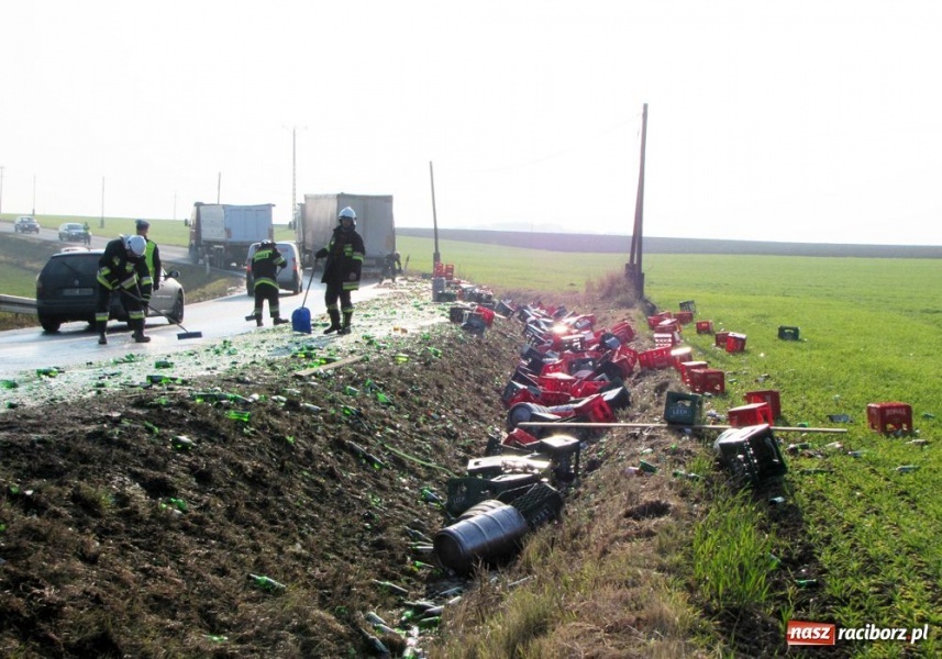 Zdjęcie w galerii na portalu naszraciborz.pl: Ciężarówka pogubiła skrzynki z piwem wiadomości z regionu