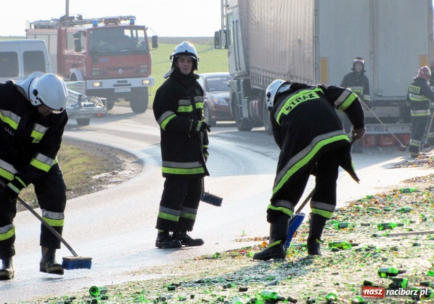 Zdjęcie w galerii na portalu naszraciborz.pl: Ciężarówka pogubiła skrzynki z piwem wiadomości z regionu
