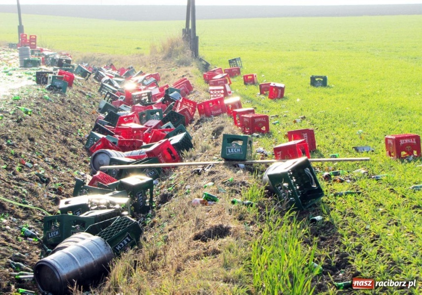 Zdjęcie w galerii na portalu naszraciborz.pl: Ciężarówka pogubiła skrzynki z piwem wiadomości z regionu