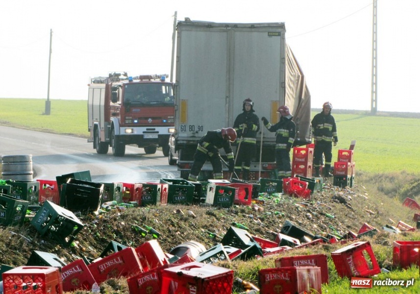 Zdjęcie w galerii na portalu naszraciborz.pl: Ciężarówka pogubiła skrzynki z piwem wiadomości z regionu