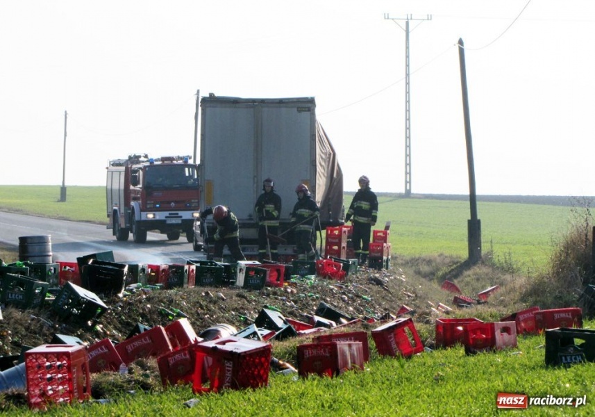 Zdjęcie w galerii na portalu naszraciborz.pl: Ciężarówka pogubiła skrzynki z piwem wiadomości z regionu