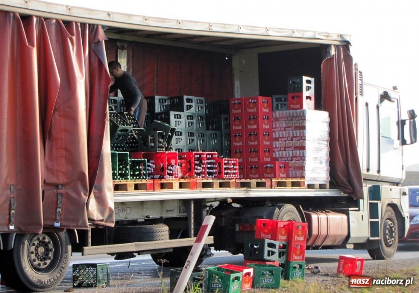 Zdjęcie w galerii na portalu naszraciborz.pl: Ciężarówka pogubiła skrzynki z piwem wiadomości z regionu