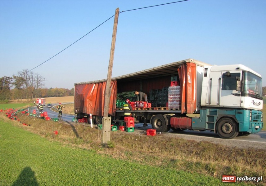 Zdjęcie w galerii na portalu naszraciborz.pl: Ciężarówka pogubiła skrzynki z piwem wiadomości z regionu