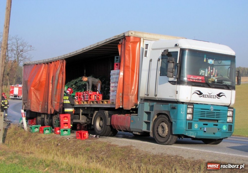 Zdjęcie w galerii na portalu naszraciborz.pl: Ciężarówka pogubiła skrzynki z piwem wiadomości z regionu