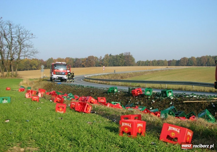 Zdjęcie w galerii na portalu naszraciborz.pl: Ciężarówka pogubiła skrzynki z piwem wiadomości z regionu