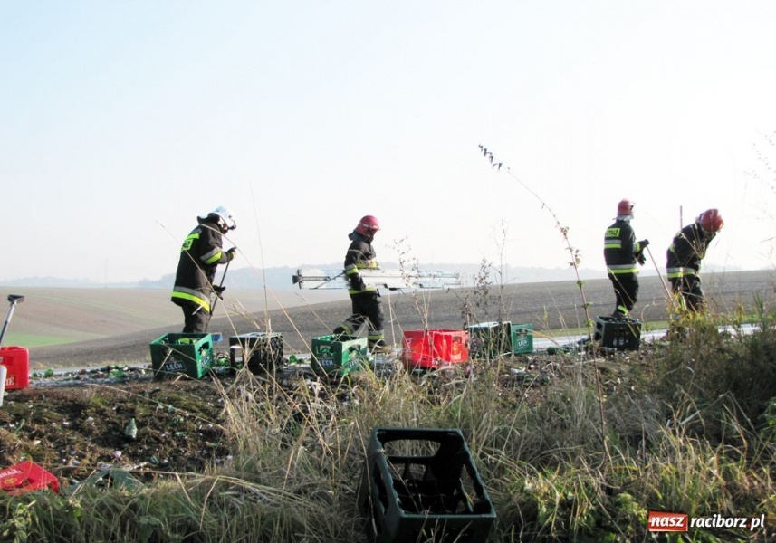 Zdjęcie w galerii na portalu naszraciborz.pl: Ciężarówka pogubiła skrzynki z piwem wiadomości z regionu