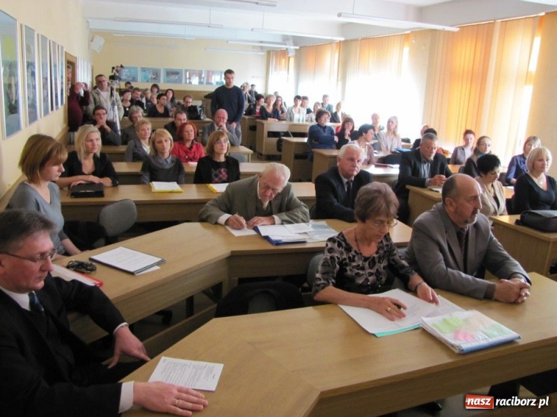 Zdjęcie w galerii na portalu naszraciborz.pl: O roli uczelni i losach absolwentów wiadomości z regionu