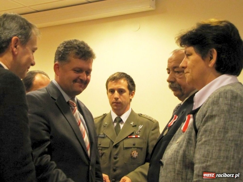 Zdjęcie w galerii na portalu naszraciborz.pl: Odznaczeni za synów żołnierzy wiadomości z regionu