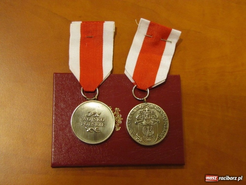 Zdjęcie w galerii na portalu naszraciborz.pl: Odznaczeni za synów żołnierzy wiadomości z regionu