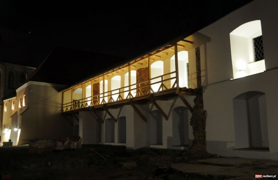 Zdjęcie w galerii na portalu naszraciborz.pl: Raciborski zamek z piękną iluminacją wiadomości z regionu