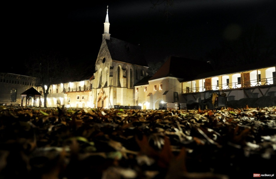 Zdjęcie w galerii na portalu naszraciborz.pl: Raciborski zamek z piękną iluminacją wiadomości z regionu