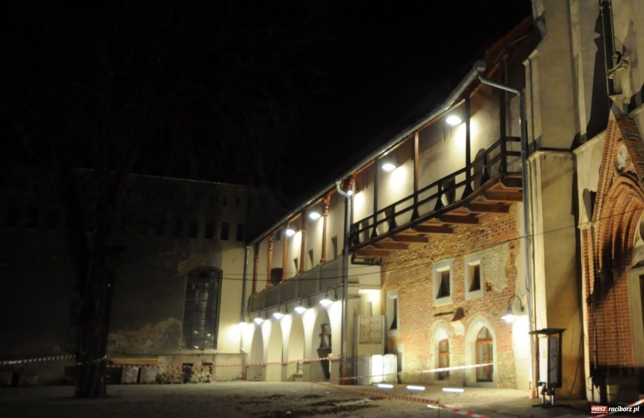 Zdjęcie w galerii na portalu naszraciborz.pl: Raciborski zamek z piękną iluminacją wiadomości z regionu