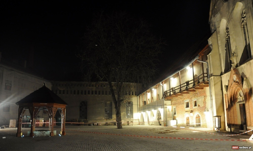 Zdjęcie w galerii na portalu naszraciborz.pl: Raciborski zamek z piękną iluminacją wiadomości z regionu