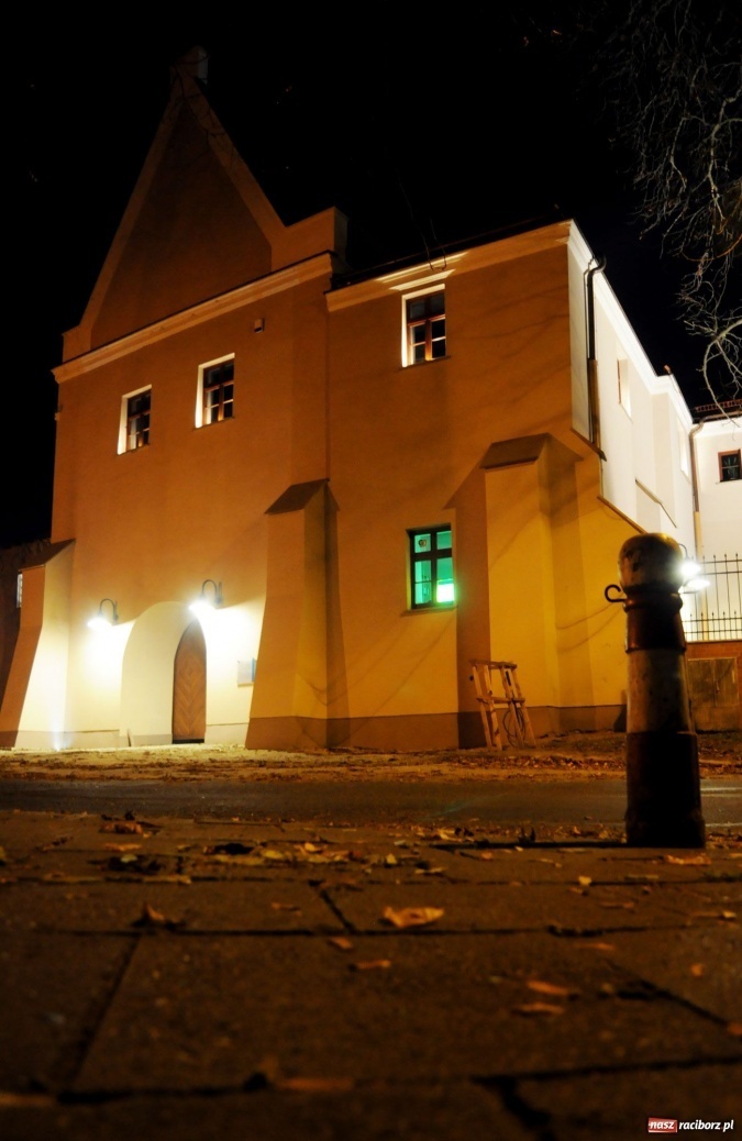 Zdjęcie w galerii na portalu naszraciborz.pl: Raciborski zamek z piękną iluminacją wiadomości z regionu