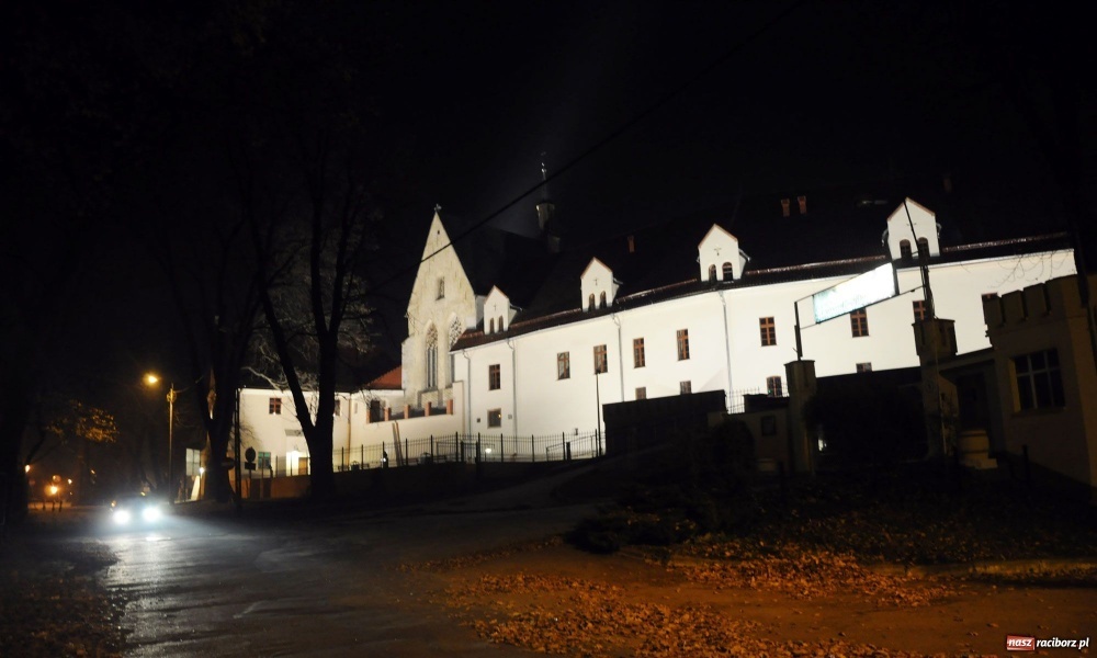 Zdjęcie w galerii na portalu naszraciborz.pl: Raciborski zamek z piękną iluminacją wiadomości z regionu