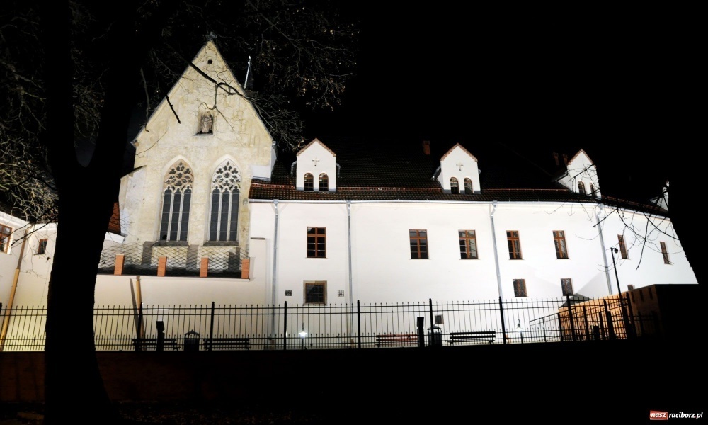 Zdjęcie w galerii na portalu naszraciborz.pl: Raciborski zamek z piękną iluminacją wiadomości z regionu