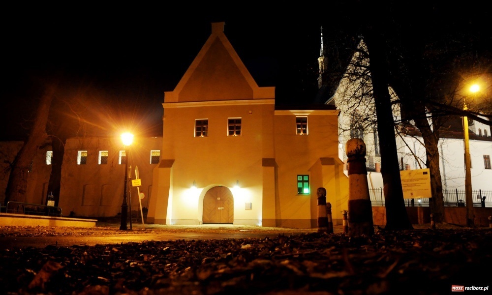 Zdjęcie w galerii na portalu naszraciborz.pl: Raciborski zamek z piękną iluminacją wiadomości z regionu