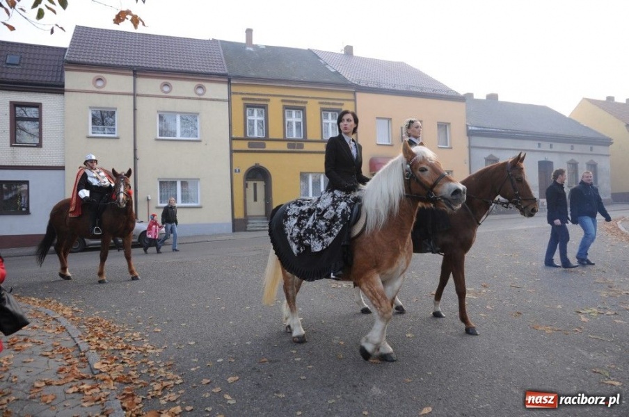 Zdjęcie w galerii na portalu naszraciborz.pl: Ksiądz Grzegorz i dwie amazonki wiadomości z regionu