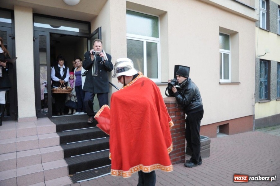 Zdjęcie w galerii na portalu naszraciborz.pl: Ksiądz Grzegorz i dwie amazonki wiadomości z regionu